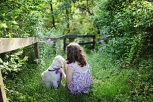 kind met een puppy in de natuur