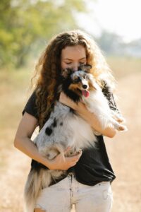 Chien attaché à son maître