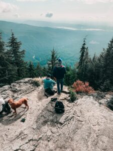 Petite pause avec son chien pendant la randonnée