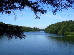 De Bütgenbachdam voor wandelingen langs het water